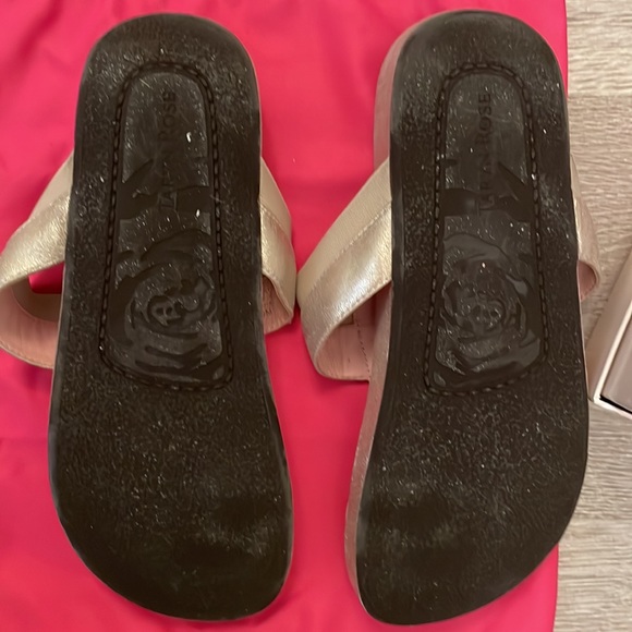 Excellent condition Taryn Rose footbed sandal - Picture 9 of 9